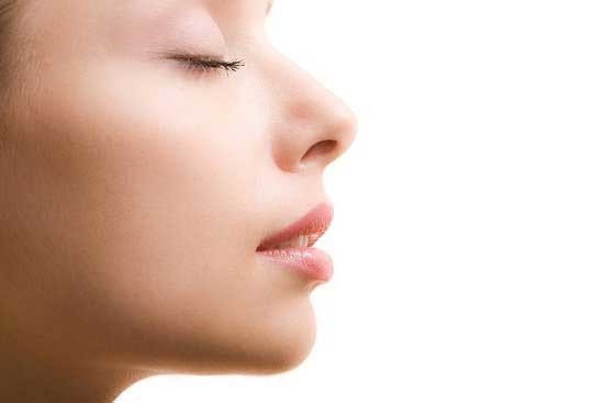 Trẻ sơ sinh mũi tẹt phải làm sao