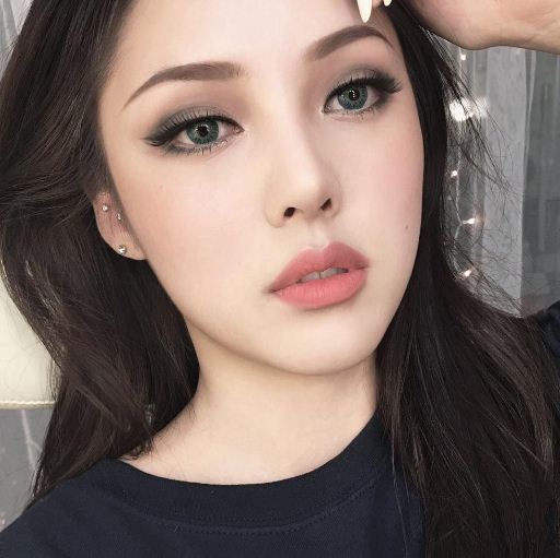 Mũi tẹt nên để kiểu tóc gì