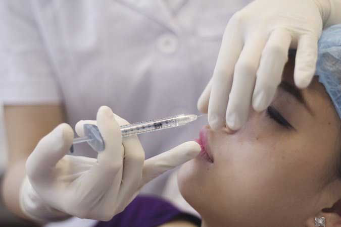 Nâng mũi bọc sụn có đau không