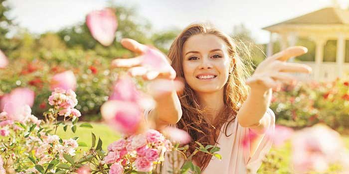 Làm hồng nhũ hoa bằng mật ong