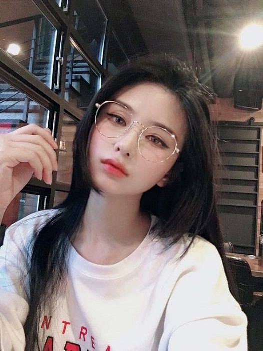 Mặt tròn mũi tẹt đeo kính