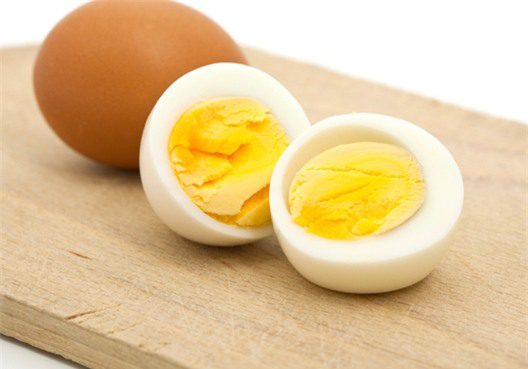 Trứng gà làm căng da mặt