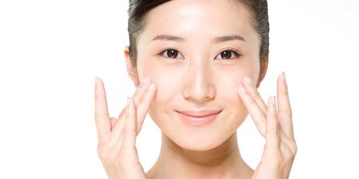 Massage xóa nếp nhăn khóe miệng