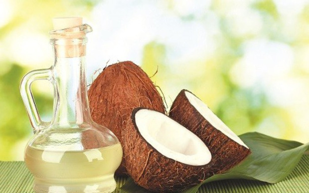 Xóa nếp nhăn vùng mặt bằng dầu dừa