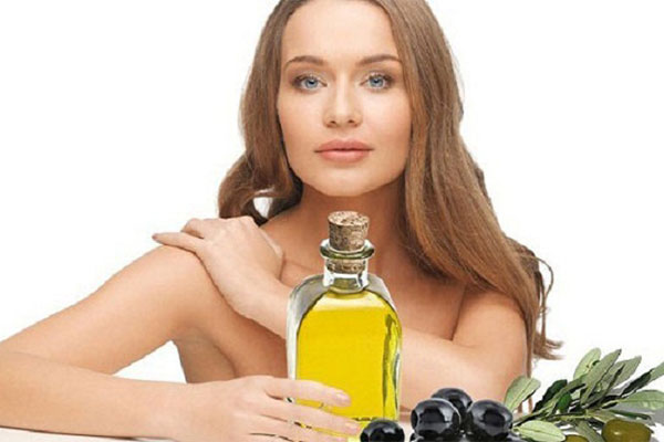 Xóa nếp nhăn vùng mắt bằng dầu oliu