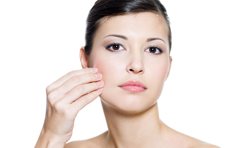 Xóa nếp nhăn vùng mắt bằng dầu oliu