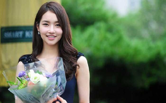 Sao Hàn phẫu thuật độn cằm