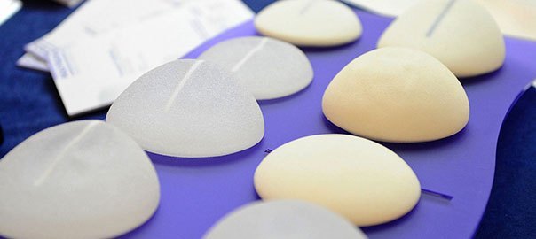 Cho bạn trai sờ ngực có bị thâm