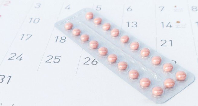 Nâng ngực có uống thuốc ngừa thai được không