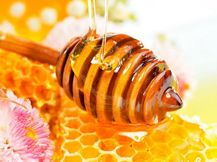 làm trắng da mặt bằng mật ong