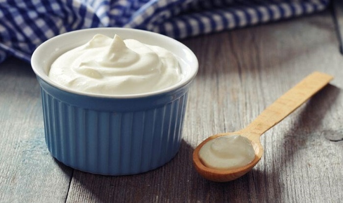 làm trắng da mặt bằng sữa chua có đường