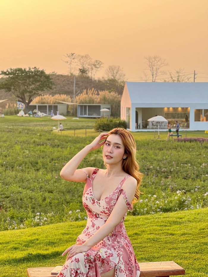 Cho con bú ngực to ngực nhỏ phải làm sao