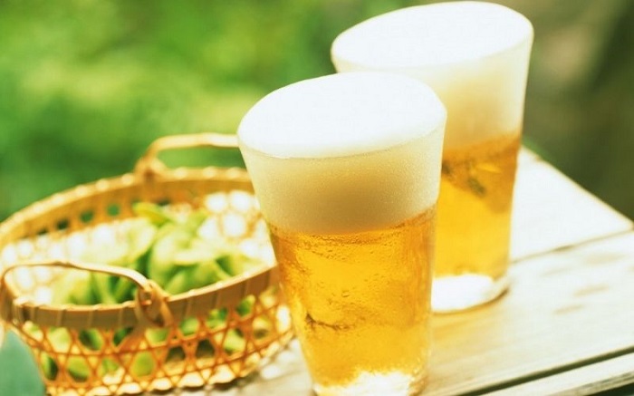 làm trắng da mặt bằng bia