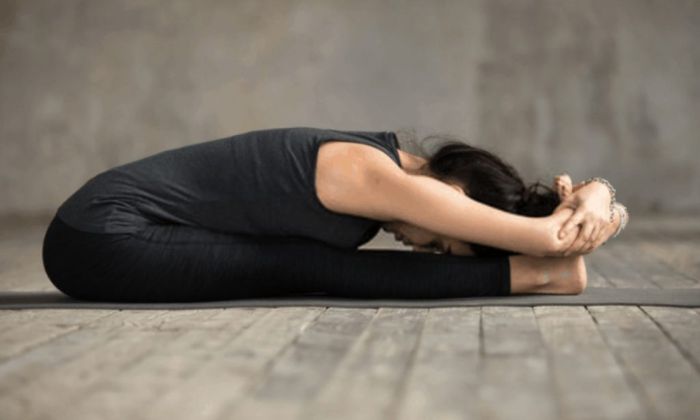 Tư thế ngồi yoga giảm mỡ bụng