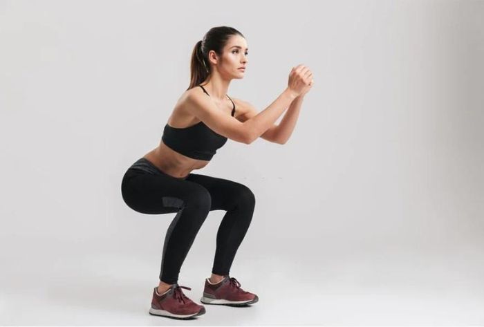 Bài tập Squat giảm mỡ bụng cho nữ