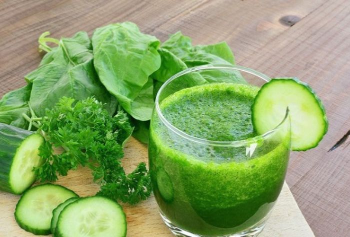 Rau má sau khi đã ngâm với nước muối loãng, xay cùng nước cốt dừa và muối. Lọc bỏ phần bã, lấy nước và thêm đá vào trước khi thưởng thức. Rau má sau khi đã ngâm với nước muối loãng, xay cùng nước cốt dừa và muối. Lọc bỏ phần bã, lấy nước và thêm đá vào trước khi thưởng thức.