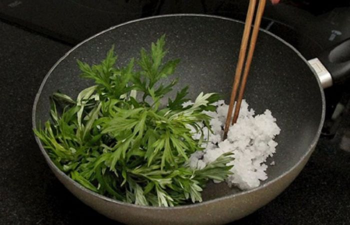 Chườm muối giảm mỡ bụng sau sinh