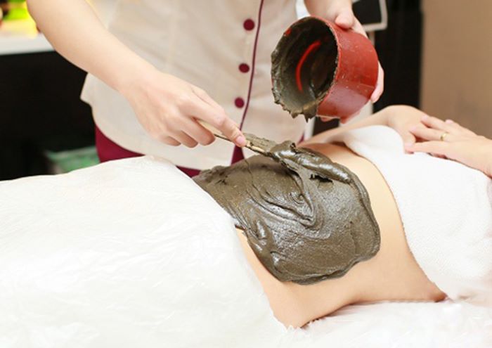 Đắp bùn ngải cứu giảm mỡ bụng