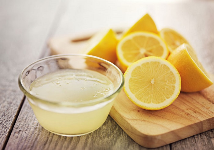 làm trắng da mặt bằng nước cốt chanh