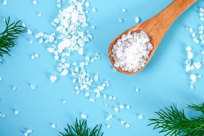 làm trắng da mặt bằng muối