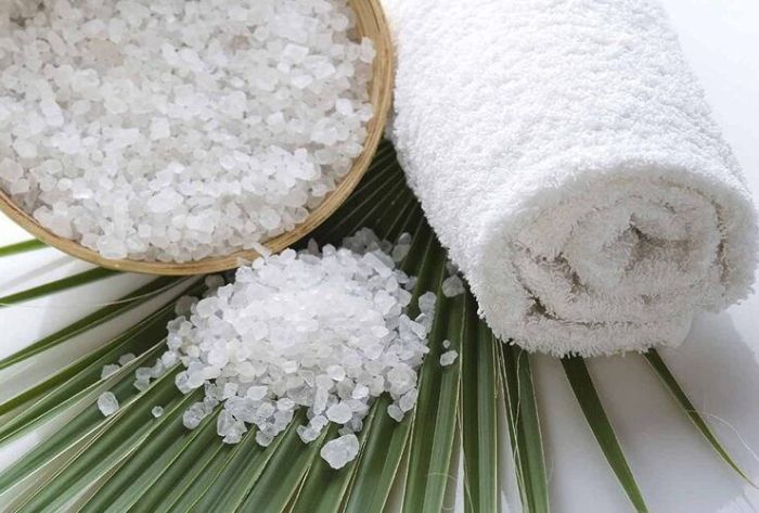 Chườm muối giảm mỡ bụng