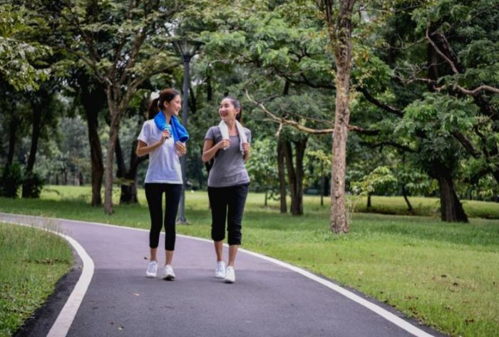 Cách đi bộ giảm mỡ bụng của người Nhật