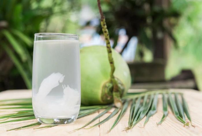 Cách uống nước dừa giảm mỡ bụng