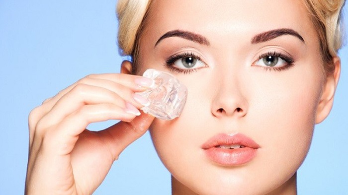 chăm sóc da mặt bằng đá lạnh