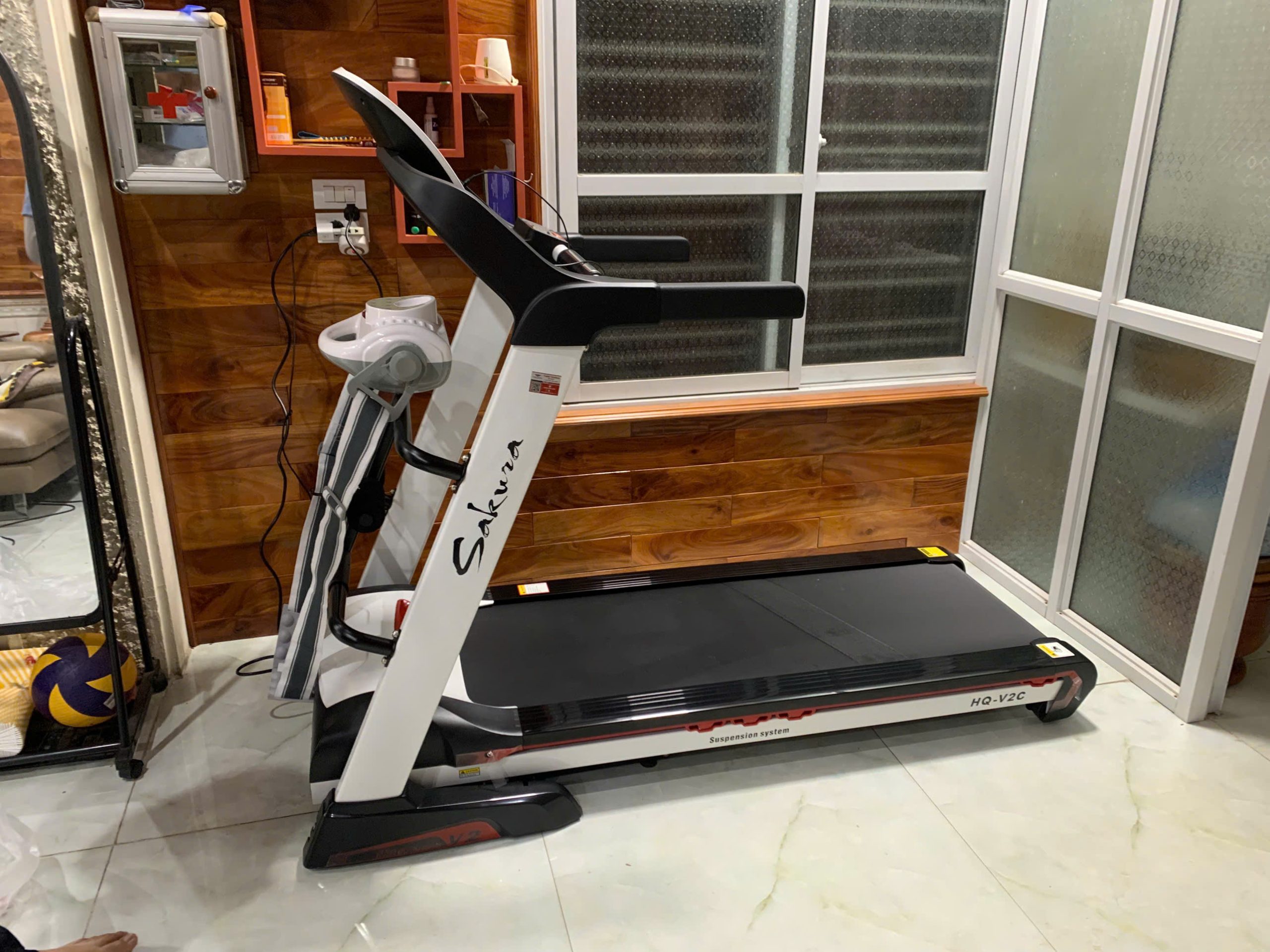 Máy chạy bộ điện đa năng HQ-V2C 11 thiết kế máy chạy bộ chắc chắn