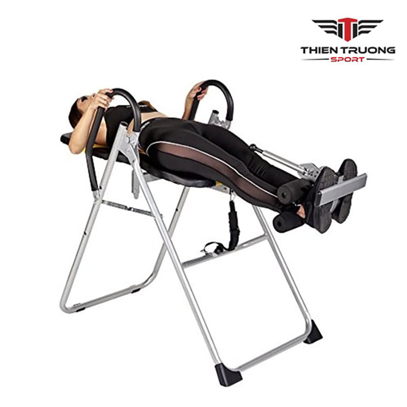 Ghế tập dốc ngược 02Q 6 Ảnh thực tế sử dụng ghế tập dốc ngược 02Q tập kéo giãn tăng chiều cao.