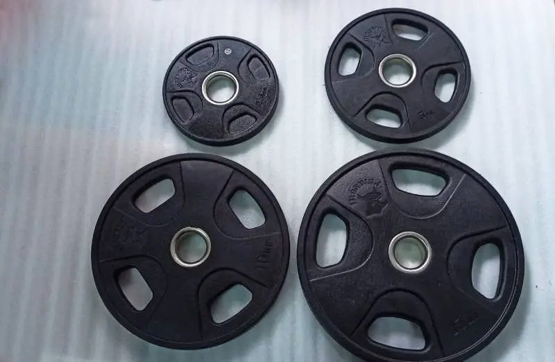 Tạ đĩa bọc cao su 4 cánh Ironbull có nhiều mức tạ khác nhau