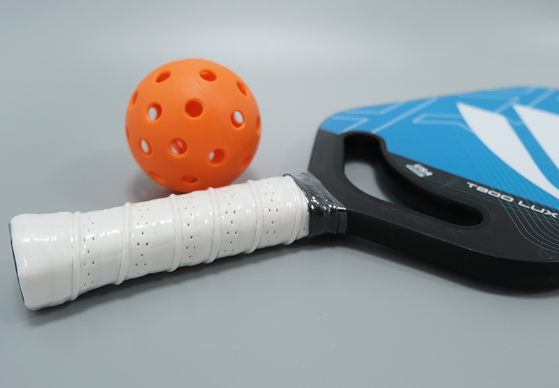 Vợt Pickleball Skin T800 Luxx 8 Cán vợt có nhiều lỗ thoáng khí