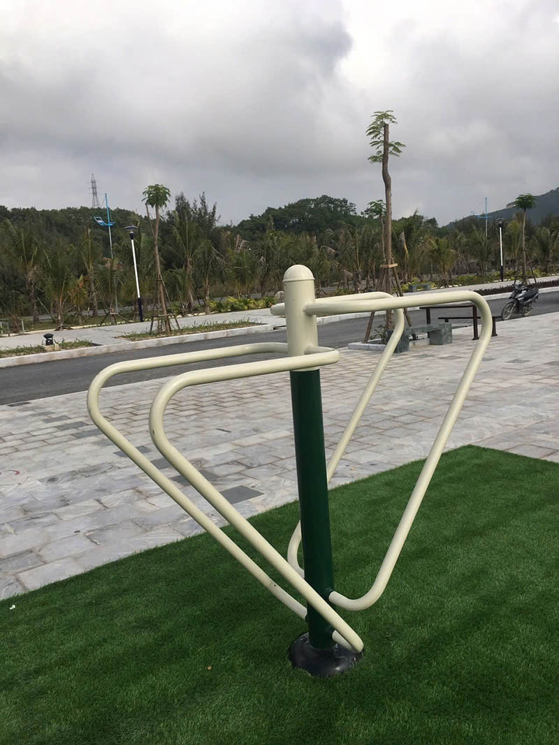 à kép 2 người HQ-615 lắp đặt bằng cách chôn cố định xuống nền 