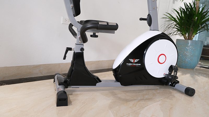 Xe đạp tập phục hồi chức năng K8602R 12 Hệ thống sử dụng bánh đà và dây curoa giúp đạp xe êm hơn