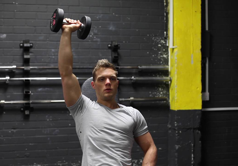 Lệch vai trong tập thể hình - Nguyên nhân và cách khắc phục? 6 Bài tập Dumbbell One-Arm Shoulder Press giúp giảm lệch vai