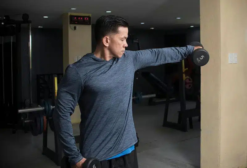 Lệch vai trong tập thể hình - Nguyên nhân và cách khắc phục? 5 Bài tập One-Arm Side Laterals cải thiện lệch vai