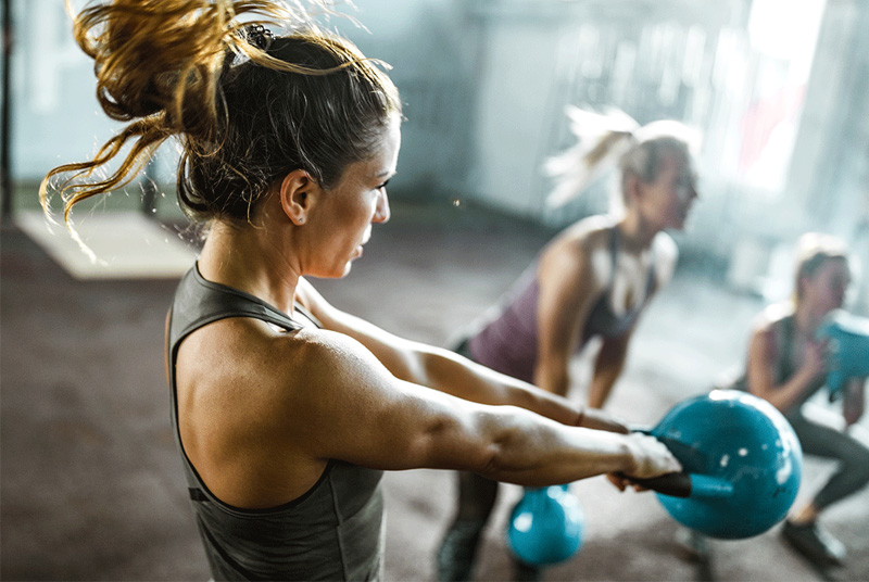 Bài tập Two Arm Kettlebell Swing


