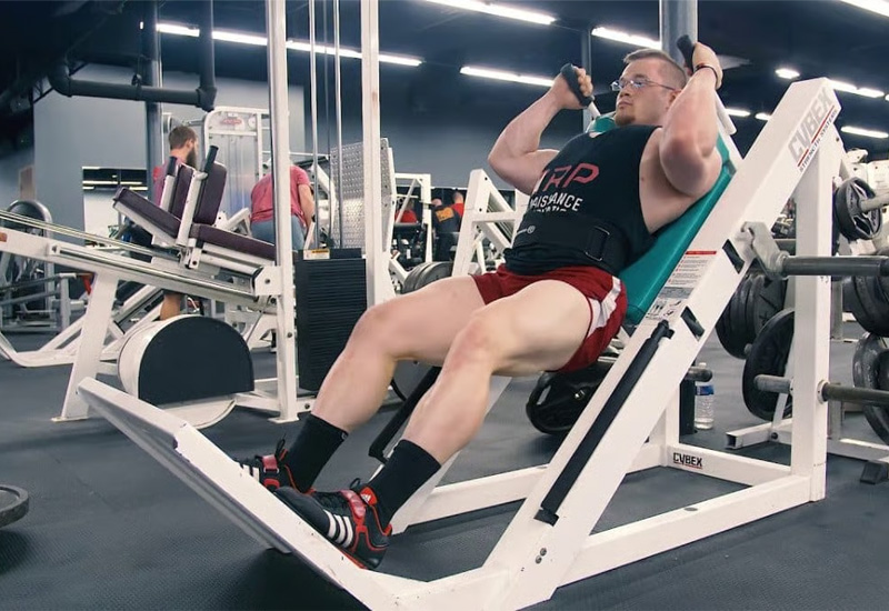 Duy trì tư thế đúng khi thực hiện bài tập Hack Squat 