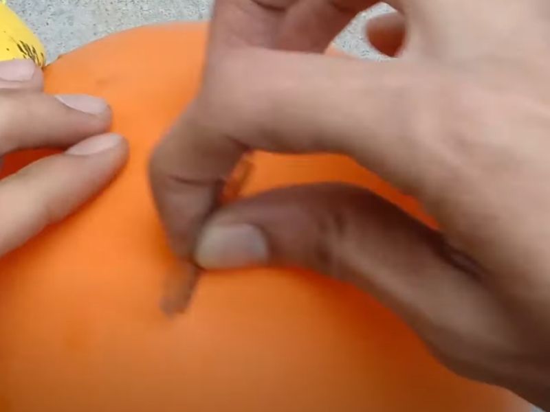 Hướng dẫn cách vá bóng chuyền hơi bị thủng chi tiết nhất! 2 Cách vá bóng chuyền hơi bị thủng: Xác định vị trí thủng và làm sạch bề mặt vá