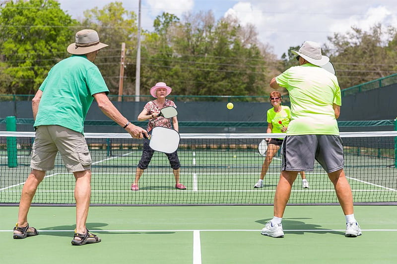 Người cao tuổi có chơi được Pickleball không và lưu ý cần biết 1 Người cao tuổi có chơi được Pickleball không