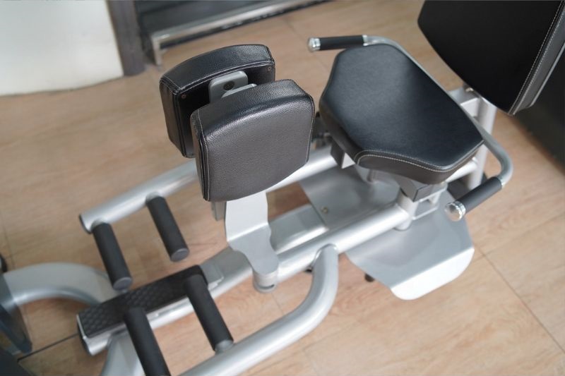 Ghế ngồi và đệm lưng bọc da 
