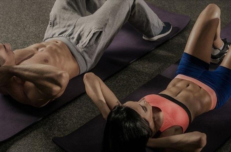 Hít thở siết bụng khi nằm 