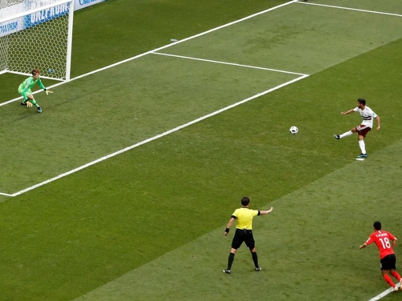 Đá penalty thông thường thực hiện bởi một cầu thủ