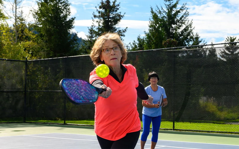 Người cao tuổi có chơi được Pickleball không và lưu ý cần biết 4 người cao tuổi có chơi được Pickleball không