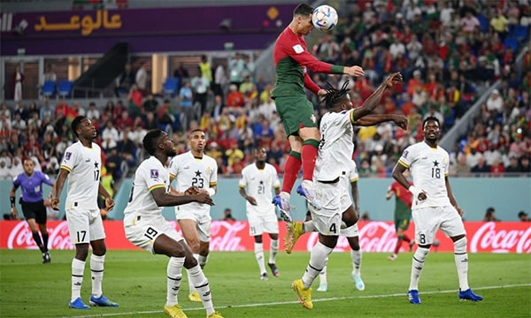 Pha nhảy cao ghi bàn 2,93m của Ronaldo làm nên lịch sử