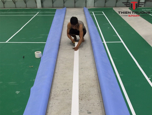 Thi công sân cầu lông tại Trường THPT Phú Lâm - TpHCM 3 Dán băng dính cố định để hàn