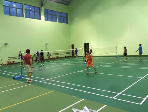 Sân cầu lông tại THPT Hồng Đức 