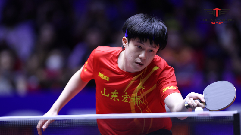 Wang Chuqin vô địch bóng bàn thế giới 2025 bằng tay trái
