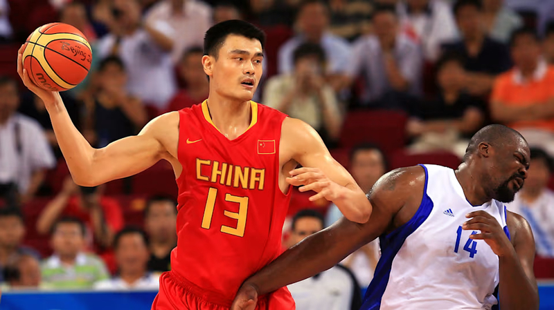 Yao Ming bắt đầu chơi bóng rổ chuyên nghiệp tại câu lạc bộ  Shanghai Sharks