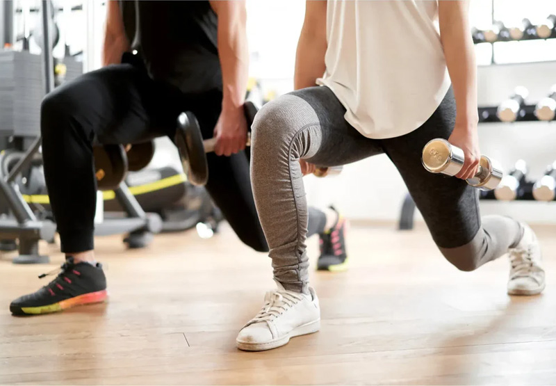 Bài tập Dumbbell Lunge cho nữ